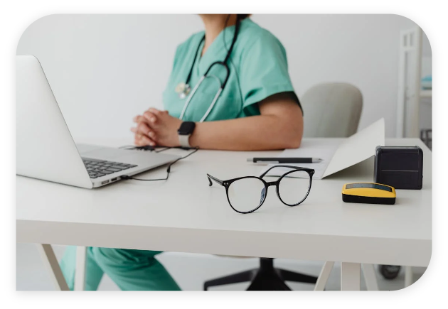 Médecin devant un ordinateur
